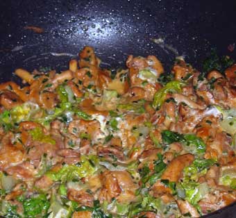 Pfifferlinge mit Tomaten und Salatherzen